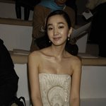 수애 <b>하얀색</b> 원피스 야위어보이는...