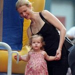 아줌마라 부르기 민망한..ㅋ 헐리웃 최고 이쁜 엄마들 10인!