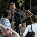 안젤리나 졸리-브래드 피트 칸에서 친구들과 <b>디너</b>