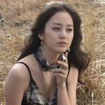 갈대밭 속 김태희, <b>부실</b>한 원피스