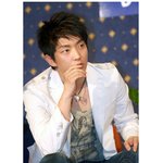 <b>태국</b>간 이준기, 마이크가 신기해?