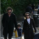 특이한 구두를 신은 <b>헬레나</b> 본햄 카터, 하늘로 점프!!