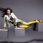 김아중 알록달록 오색 <b>스타킹</b> 신은 최근 봄 화보
