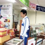 공항에서 '간고등어'<b>쇼핑</b>중인 김남일