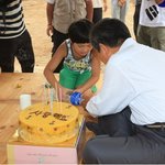 봉하<b>마을</b>에서 첫 생일을 맞은 노무현 전 대통령의 하루.