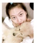 강아지랑 사진 찍은 신애, 왠지 <b>쓸쓸</b>해 보이는..