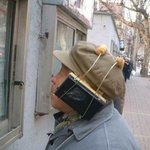 이어폰이 없다보니 이렇게<b>라도</b> 들어야쥐...