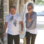 트레이너와 산책하는 카메론디아즈, 레깅스입은 다리 <b>늘씬</b>