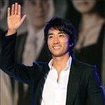 제작발표회에서 <b>셔츠</b> 풀어헤친 송승헌! "내 외모 죽지 않았어!"