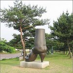 가까이 가 보니 벗은 <b>여인</b>이네..