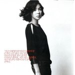 새 화보 속 이혜영, 훤이 드러낸 등으로 노출한 검은 <b>속옷</b>