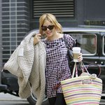 <b>이것저것</b> 사고 있는 런던의 시에나 밀러