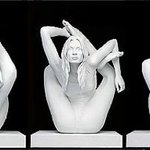 케이트모스 누드<b>동상</b>, 생뚱 요가자세