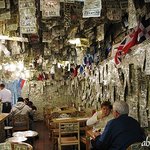 지폐로 <b>도배</b>한 식당, 얼마나 좋은 곳이길래