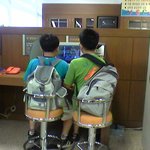 <b>은행</b> 컴터를 점령한 두 어린이