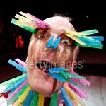 "하나도 아프지 않아" 빨래집게인간의 <b>외침</b>