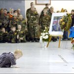 아버지 영정 <b>앞</b>의 한살짜리 <b>딸</b>..