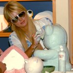 감옥 가기 전에 뭔가 작품을 만들고 있는 패리스힐튼!!