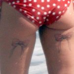 핑크 무서운 얼굴과 <b>달리</b> 귀여운 허벅지 리본 문신