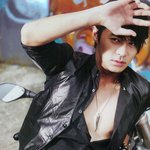 인스타일9월화보찍은 <b>전진</b>! 진지한모습이 어색하네