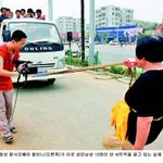 4t트럭 <b>이로</b> 끈 72세 중국 괴력 할머니