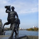 스위스에서 발견한 여자 박명수 <b>동상</b> 대박 ㅋㅋㅋ