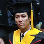 <b>석사</b> 학위를 받는 이정재, 근데 표정을 어둡네~