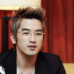 헤어스타일을 바꾸고 <b>중후</b>해진 이민우