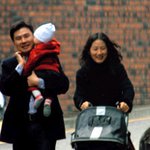 유모차 끌고있는 <b>심은하</b>와 남편 파파라치