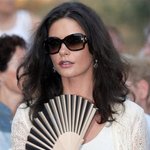 눈부신 흑발미녀 캐서린제타<b>존스</b>! 여전한 엘레강스룩,남편과 행사장에