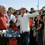 브래드피트와 <b>클린턴</b> 전 대통령 같이 봉사하는 모습! 졸리도 있네...