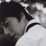 숲속 간 정일우 화보, <b>그윽</b>한 눈빛에 빠져봐