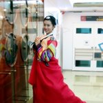 mbc에서 <b>한참</b> 뜨는 서현진 아나운서 한복 사진.
