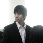 원빈 옆모습 간지, 코에 손 <b>베일</b> 듯