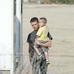 촬영장에서 라이언 필립과 숨바꼭질하는 아들 <b>디콘</b>