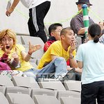 두리는 경기 보고 홍철이는 놀고