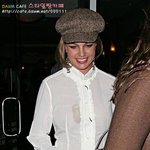 브리트니,옷에 뭐 묻은거야? <b>흰옷</b>입을땐 속옷착용 플리즈~