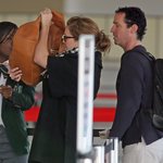 <b>la</b> 공항에서 힘들게~ 파파라치 피하는 맨디 무어