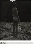 미란다 커의 <b>흑백</b> 누드 사진, 청순하지만 성난 몸매