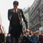 아시아 최고의 거인.. 다리 금방 부러지겠다~