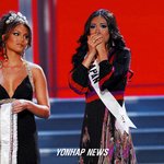 <b>왕관</b> 씌워주던 작년 미스유니버스의 실수