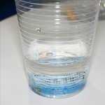 물, 오줌등 액체로 충전하는 건전지