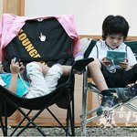 [신현모양처] 촬영중 망중한을 즐기는 <b>아역</b>탤런트