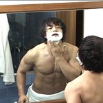 <b>면도</b> 중인 배용준의 조각 몸매?
