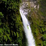 목숨을 걸고 <b>폭포</b>에서 뛰어내리는 카야커들