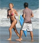 <b>서핑</b>하는 샤를리즈 테론, 비키니 몸매 보기 좋네!