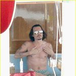 "조니뎁" 부인과 요트에서... <b>패셔</b>너블하군하