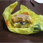 버거 속에 면도날이? 실수라도 너무했다!