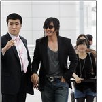 최근 배용준 <b>공항</b>에서 모습,송혜교랑 닮았어!ㅋㅋ