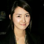 [이요원] <b>산뜻</b> 미소 이요원 의사가운 벗고 패션쇼나들이~